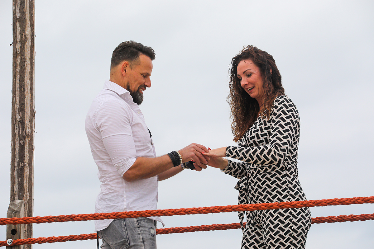 Een uniek huwelijksaanzoek met ring op Texel - Fotograaf Texel